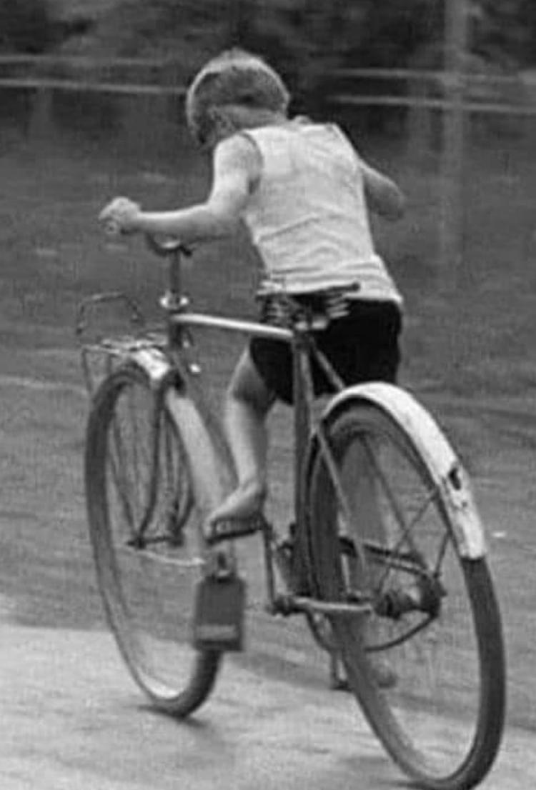 copil pe bicicleta.png