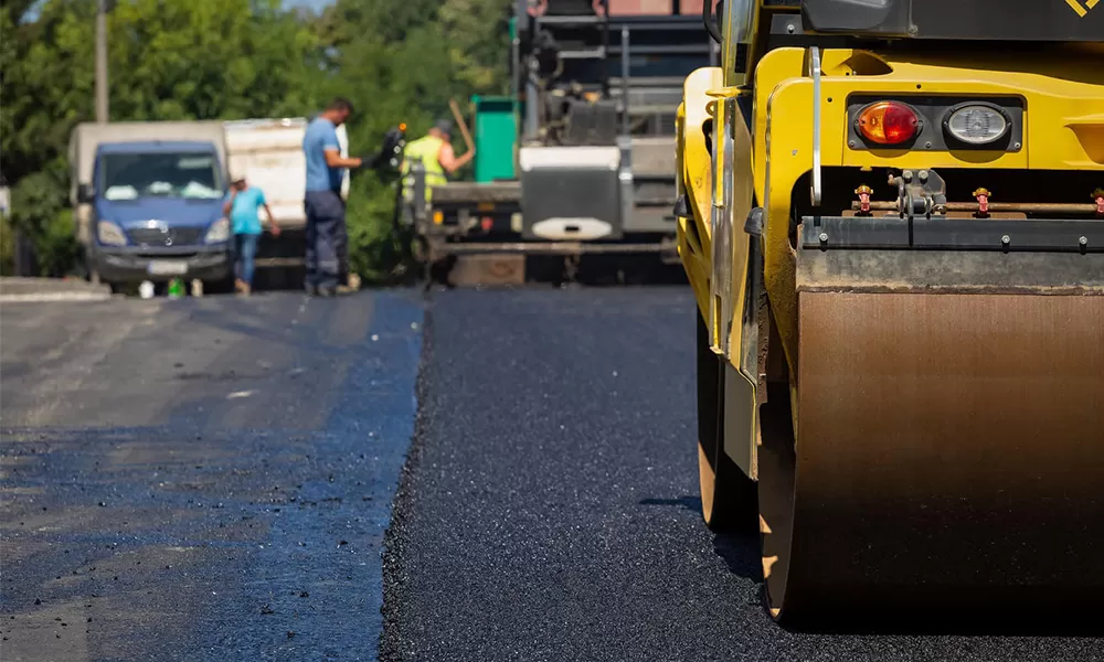 Lucrări de asfaltare pe o stradă din Florești! Traseul autobuzului M22, deviat temporar