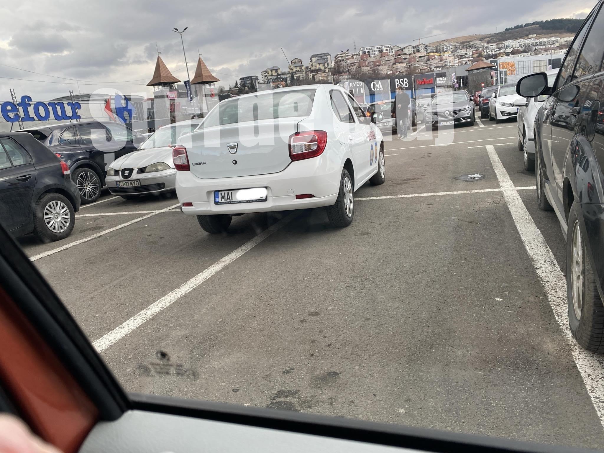 politia parcheaza 4 locuri vivo.jpg