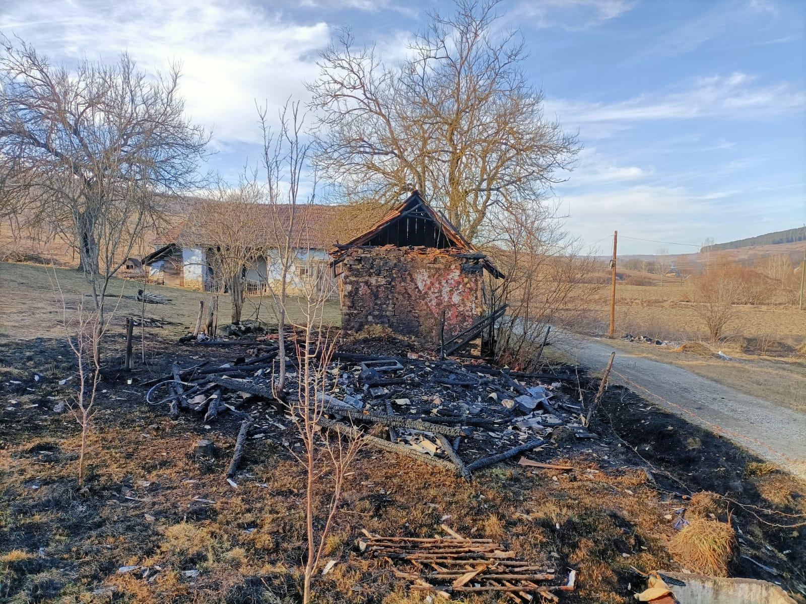 casa devaastata incendiu vegetatie.jpg