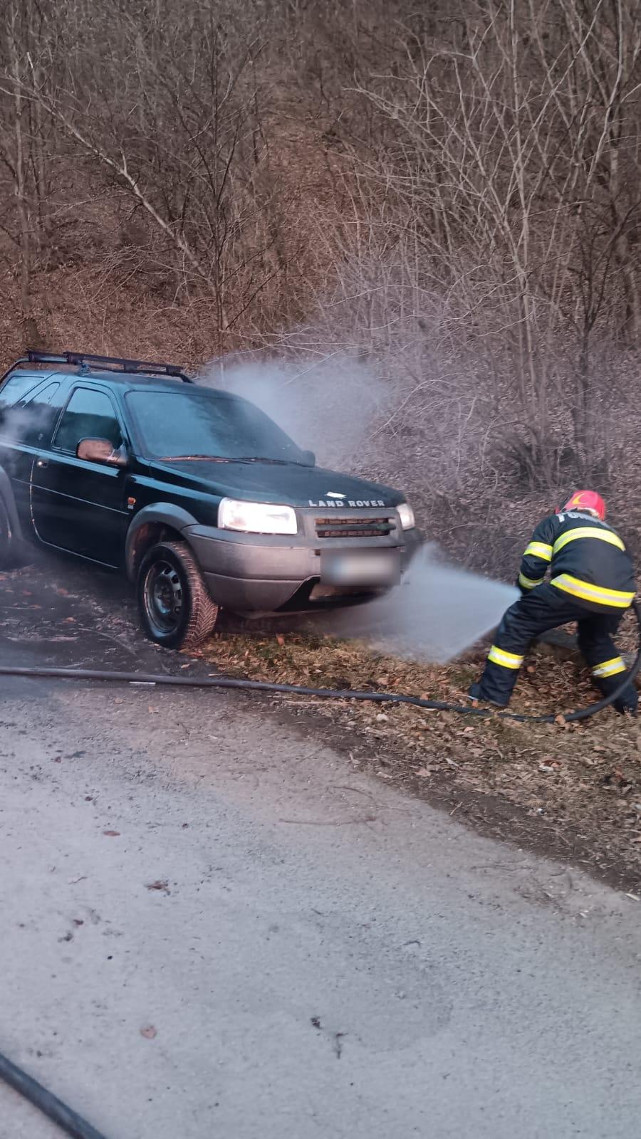 masina poieni incendiu vegetatie.jpg