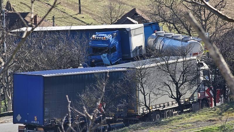 acicdent doua camioane si o cisterna cluj oradea.jpeg