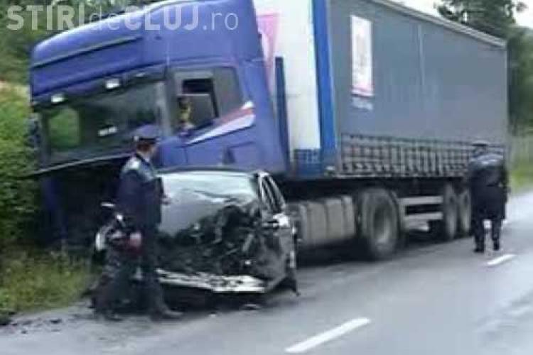 Accident la Tureni, Cluj. Doua persoane dintr-o Dacie au fost ranite, dupa ce masina a intrat sub un TIR