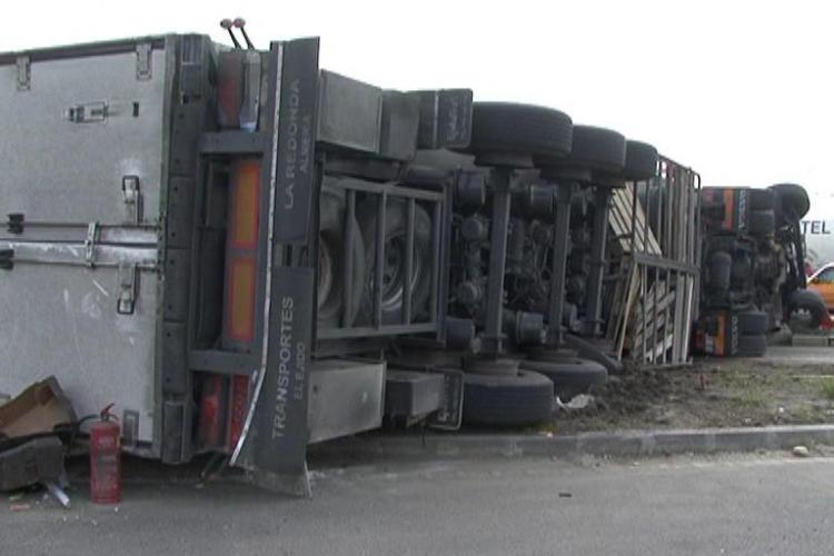 TIR răsturnat pe Autostrada Transilvania! Traficul a fost blocat pe A3