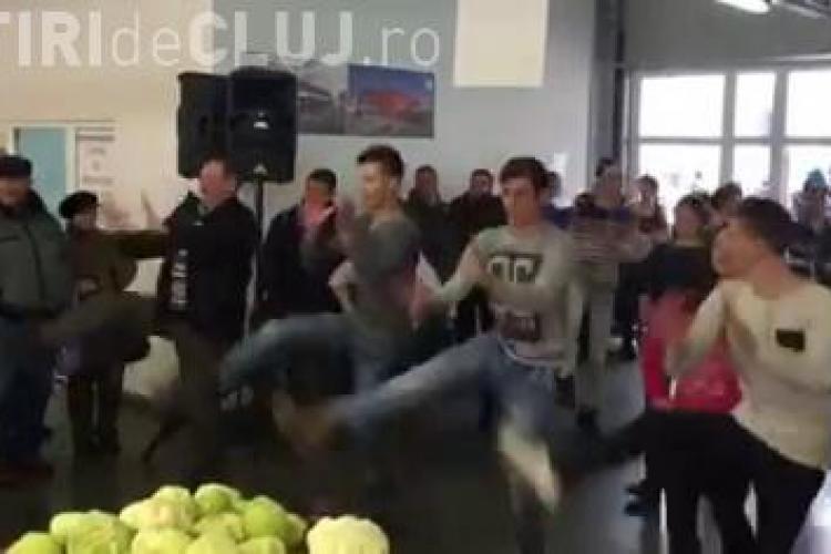 Flash mob folcloric într-o piață agricolă din Câmpia Turzii - VIDEO