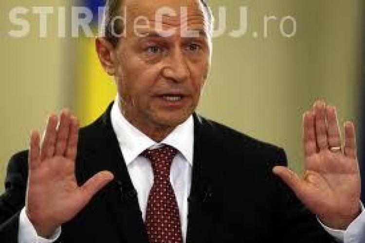 Băsescu e, de acum, MOLDOVEAN! Fostul președinte și soția acestuia au primit cetățenie în Republica Moldova