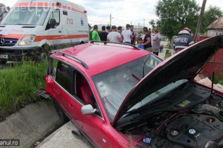 CLUJ: Un șofer și-a făcut mașina praf în urma unui accident. A ajuns direct într-un gard VIDEO