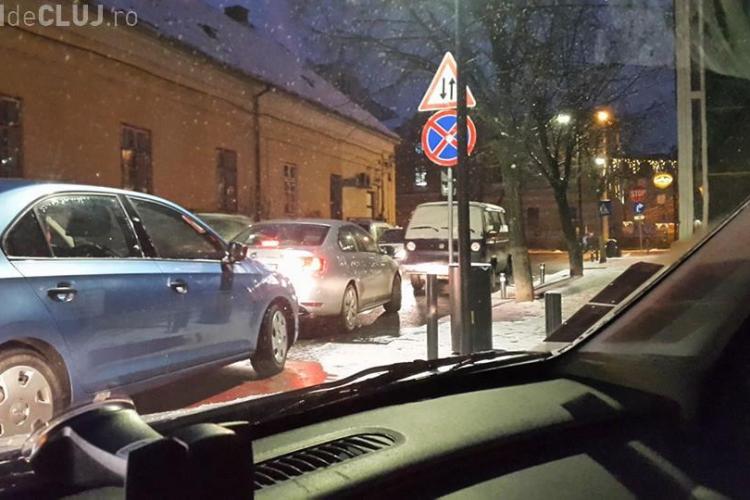 Cluj-Napoca - Este căutat un șofer care blochează de trei zile o bandă de circulație pe I.C. Brătianu - FOTO