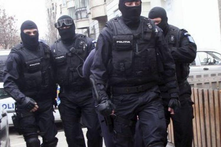 Arme, kilograme de droguri și zeci de mii de euro confiscate de polițiști. Se fac razii de amploare la traficanții de droguri