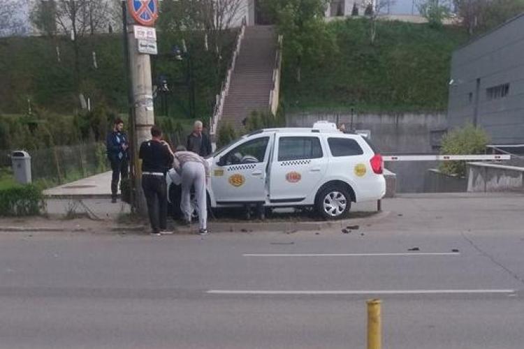 UPDATE Accident pe Calea Dorobanților! Un taximetrist a ajuns cu mașina într-un stâlp de iluminat FOTO