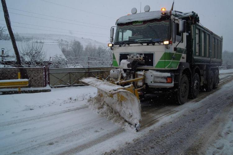 Ninsoarea nu a blocat niciun drum județean din Cluj! S-a intervenit cu utilaje speciale și zeci de tone de material antiderapant