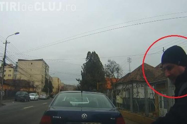 Cluj: Bărbat FILMAT când îndoia ștergătoarele mașinilor de pe o stradă - VIDEO