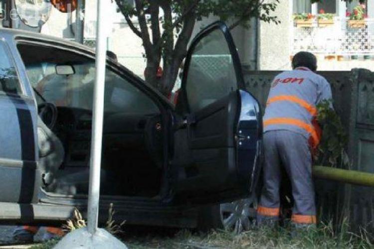 CLUJ: Alcoolul la volan are repercusiuni grave! Un șofer beat s-a izbit cu mașina de o conductă de gaz și a fugit 