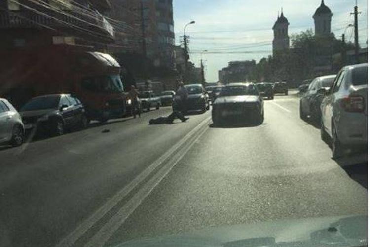 Pieton lovit pe strada București. Traversa neregulamentar FOTO