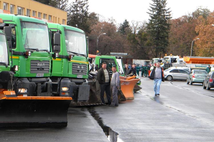 Aproape 200 de tone de material antiderapant au fost aruncate pe strazile Clujului