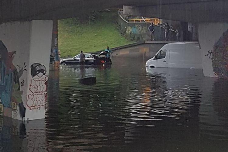 Bolid ”inundat” sub podul din Mărăști. Acolo e un lac. Cine plătește pagubele? - VIDEO