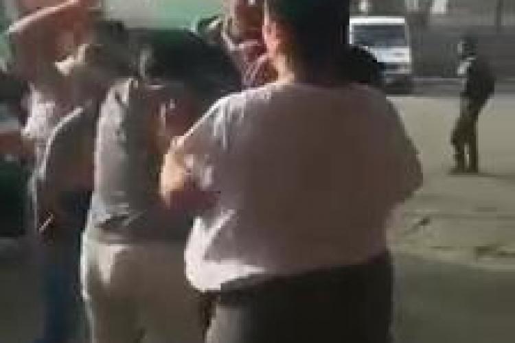 Bătaie CRUNTĂ între fete în Autogara Năsăud. Nimeni nu intervine. Îi rupe părul din cap - VIDEO