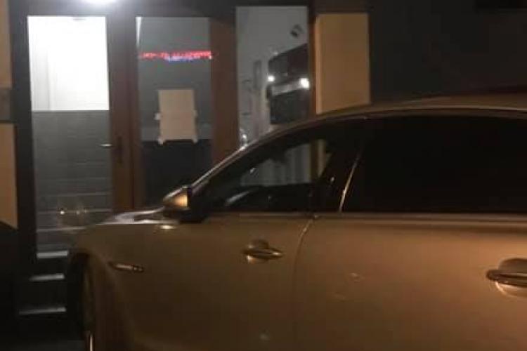 Cluj-Napoca: Asta înseamnă să fii mafiot. Parchezi în ușa blocului - FOTO