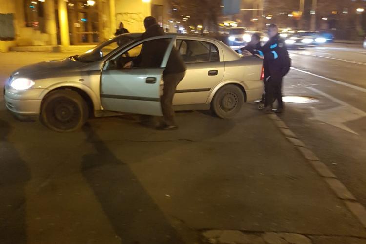 Poliția la Cluj ajută un șofer ghinionist. În rest nimeni nu a oprit să dea o mână de ajutor - FOTO