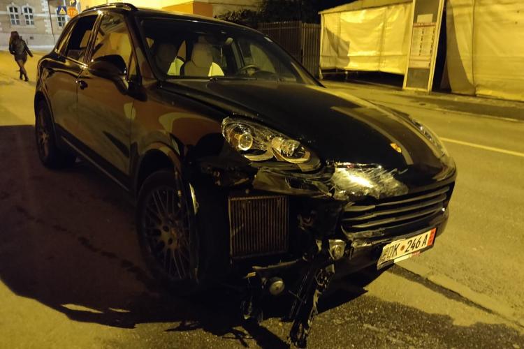 Taximetru ”șifonat” bine de un Cayenne, la Cluj-Napoca. Șoferul vinovat a fugit - FOTO