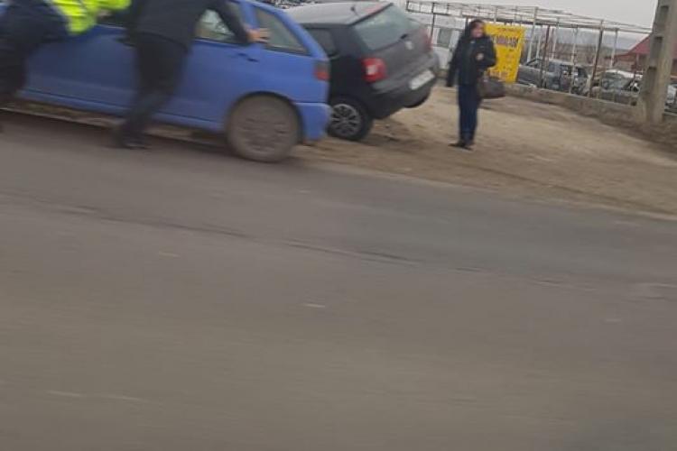 Accident la ieșire din Turda. Un șofer a ajuns cu mașina în șanț FOTO