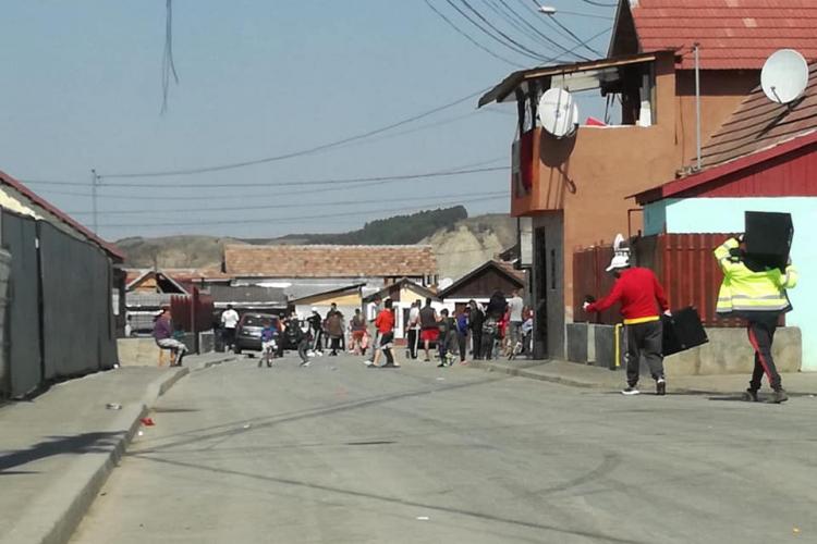 La Turda, romii sunt cu boxele pe stradă! Putem sta noi în casă cât vrem - FOTO