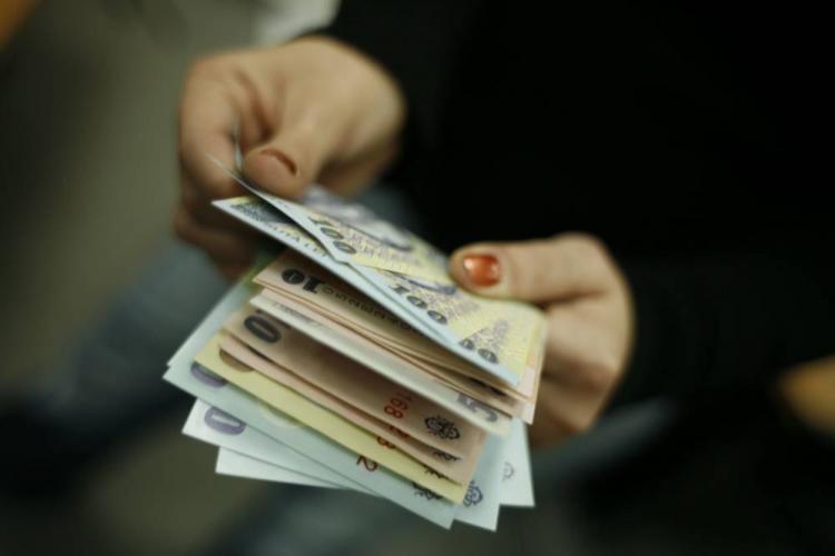 Peste 270.000 de români au solicitat amânarea plății ratelor bancare