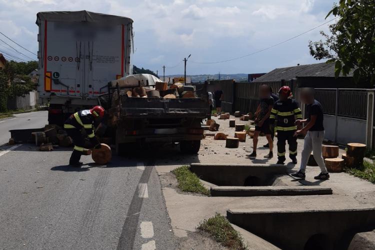 Accident cu o victimă la Urișor. Un șofer a intrat cu mașina într-un TIR FOTO