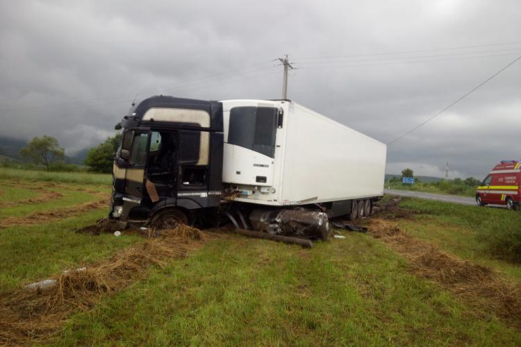 Accident la Căpușu Mare. Un șofer a ajuns cu TIR-ul pe câmp FOTO