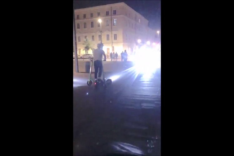 Un tânăr se dă pe trei trotinete Bolt o dată în Piața Unirii - VIDEO