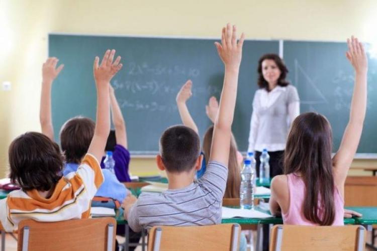 Peste 250 de elevi și profesori din Cluj au fost confirmați cu COVID-19