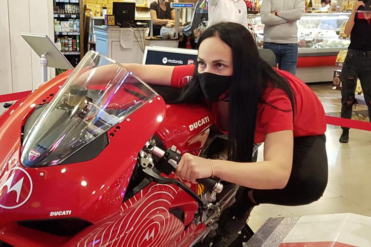 Cu Motorola poți câștiga o motocicletă Ducati Panigale V2. La Iulius Mall Cluj poti testa GRATUIT un simulator unic de curse - VIDEO
