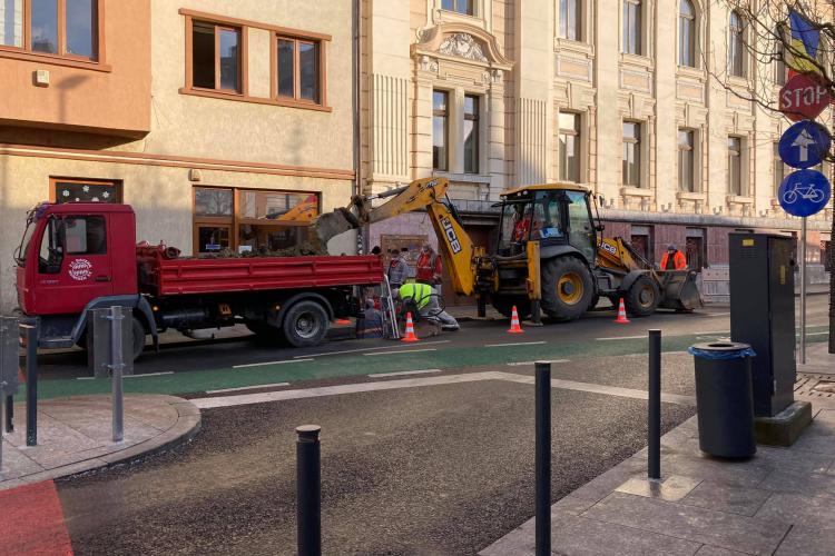 Eficiență ZERO! Modernizată pe fonduri europene, strada Emil Isac este spartă după 3 luni - FOTO