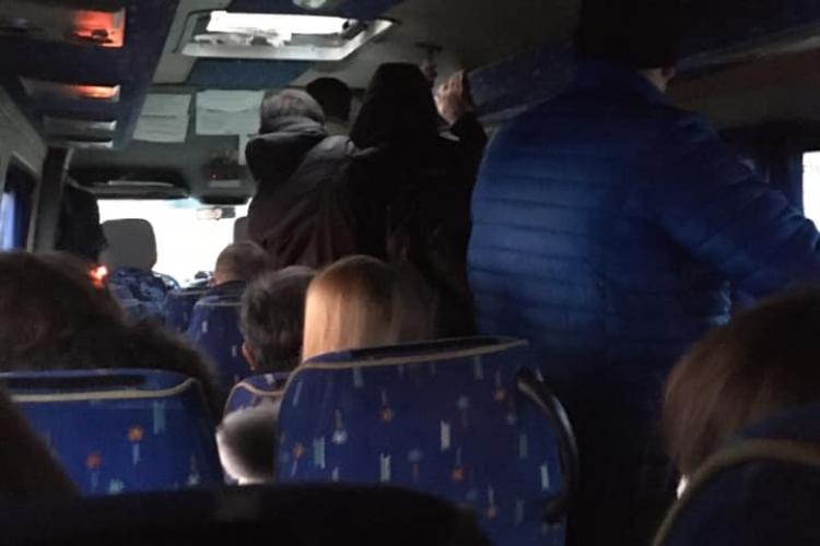 Cum se circulă la Gherla cu microbuzul. Aglomerație în mijlocul de transport - FOTO