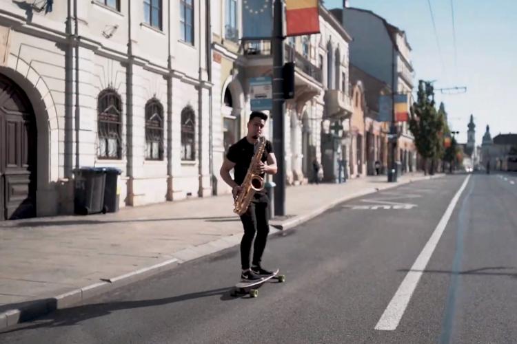 Cu saxofonul pe skateboard în Cluj-Napoca. Imagini senzaționale - VIDEO