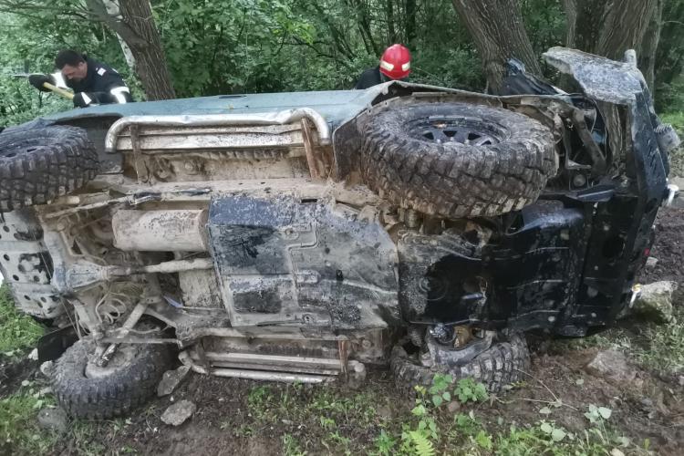 Salvare dificila la Muntele Rece! Mașină de teren prăbușită intr-o râpă, încolăcită în cabluri de curent - FOTO