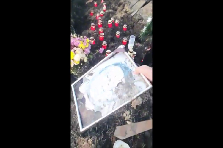 Vacile distrug mormintele în Apahida. O familie a chemat poliția la cimitir - VIDEO