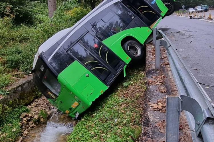 Autobuz neasigurat cu frâna a căzut într-un canal colector - VIDEO și FOTO