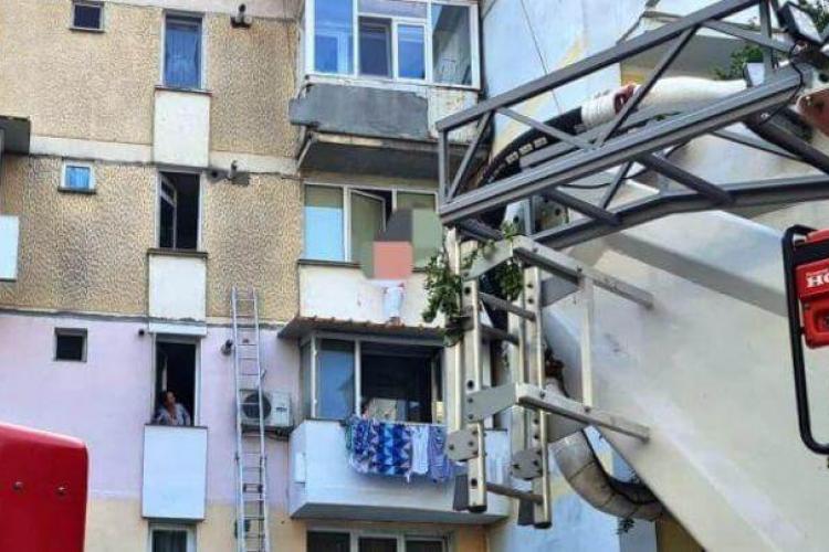 Cluj: O femeie înghețată de frig a fost salvată de pompieri după ce a rămas blocată în balcon