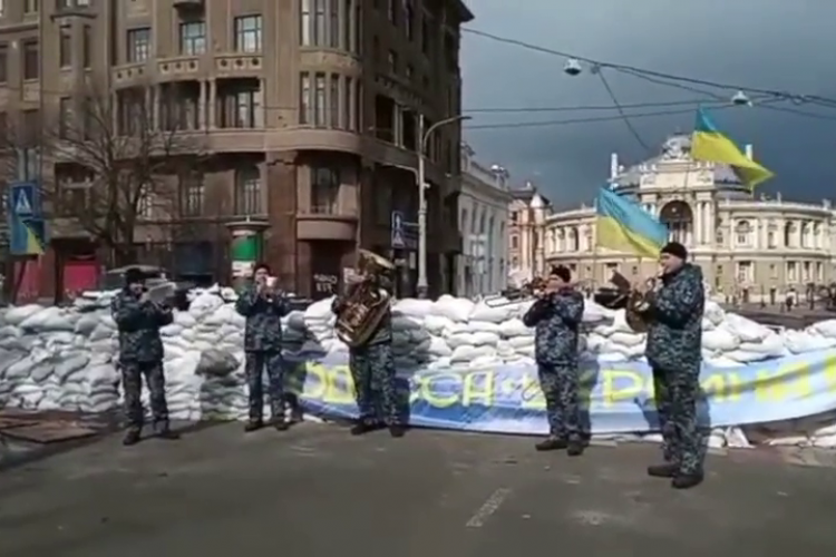 Fanfara ucraineană cântă ”Don't worry, be happy”, în Odesa fortificată- VIDEO