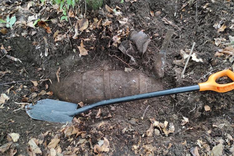 Bombă de 100 de kilograme găsită în Pădurea Făget, de doi excursioniști - FOTO