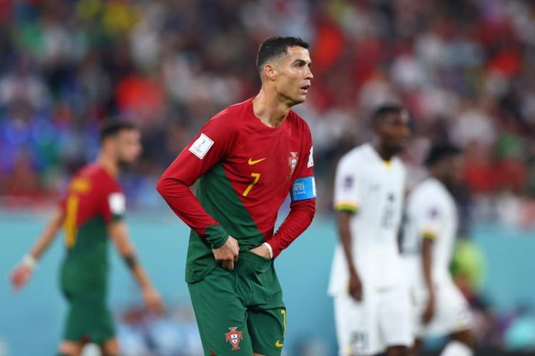 Imagini virale! Momentul în care Cristiano Ronaldo a scos ceva din şort şi apoi a mâncat, pe teren la Campionatul Mondial din Qatar