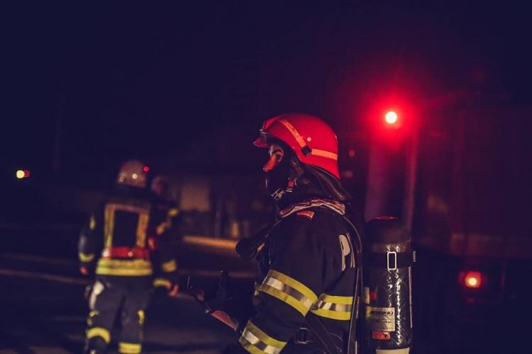 Incendiu violent la un colegiu din Baia Mare. Acoperișul cantinei liceului a fost mistuit de flăcări 
