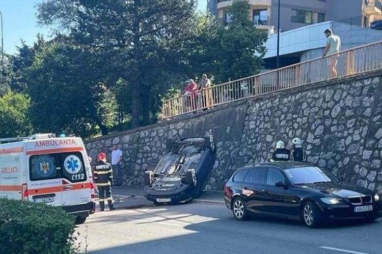 Cluj: Accident în Mănăștur! Un șofer a reușit o „performanță”, și-a răsturnat mașina pe Podul N - FOTO