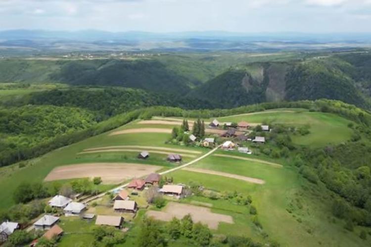 Lăpuștești, satul clujean în care timpul încetinește și sufletul se odihnește. Un sat mic, de o frumusețe copleșitoare!/ Imagini senzaționale din dronă