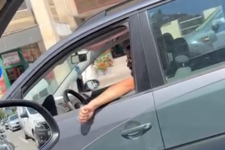 VIDEO. Când confunzi orașul cu ghena. Șofer clujean filmat în timp ce aruncă semințele pe stradă: „Și acasă tot așa arunci pe jos?”