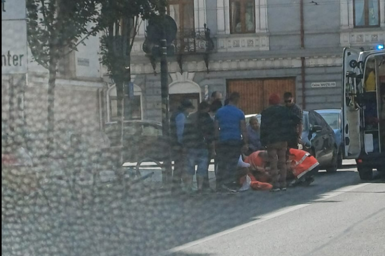 Un biciclist accidentat în centrul Clujului, pe strada Coșbuc. Aglomerația și străzile înguste din Cluj-Napoca, pericol public pentru bicicliști!- FOTO