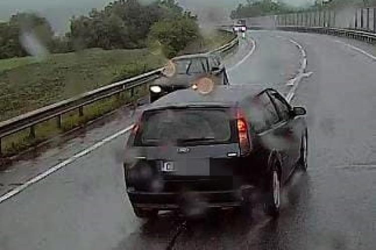 VIDEO. Inconștiență la cote maxime! Un șofer „meseriaș” din Cluj a intrat pe contrasens și era să se izbească frontal cu cel care circula regulamentar 