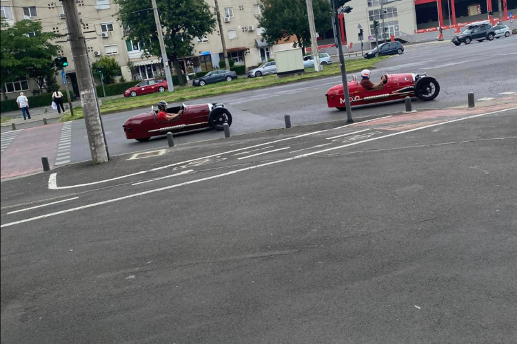 Doi șoferi, în mașini total neobișnuite pentru șoselele din România, au atras toate privirile pe străzi/”Au ieșit bogații la plimbare?”- FOTO