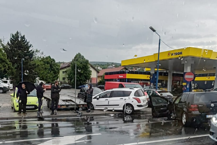 Accident pe Calea Baciului din Cluj-Napoca în zona Petrom. Al doilea accident în Cluj în câteva minute. Atenție, se circulă cu dificultate!- FOTO